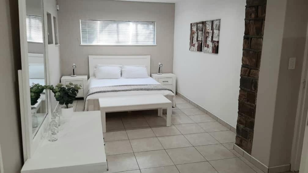 Feather Self Catering Accommodation Windhoek Dış mekan fotoğraf